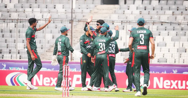 মাঠে বাংলাদেশ ক্রিকেট দলের উদযাপন